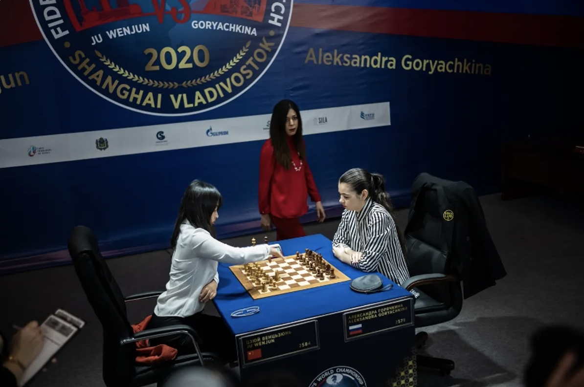 Árbitra iraniana de xadrez entra em conflito com a FIDE sobre