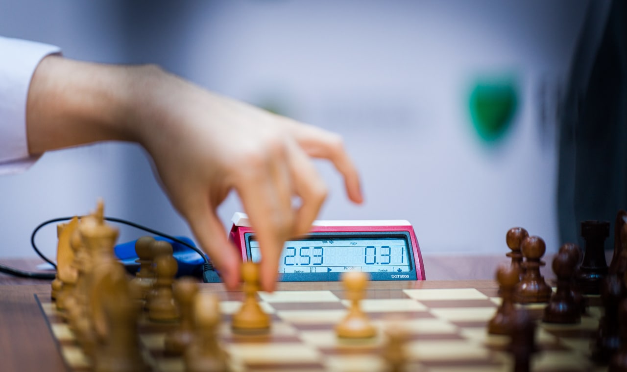 Magnus Carlsen revalida título mundial de xadrez ante Nepomniachtchi